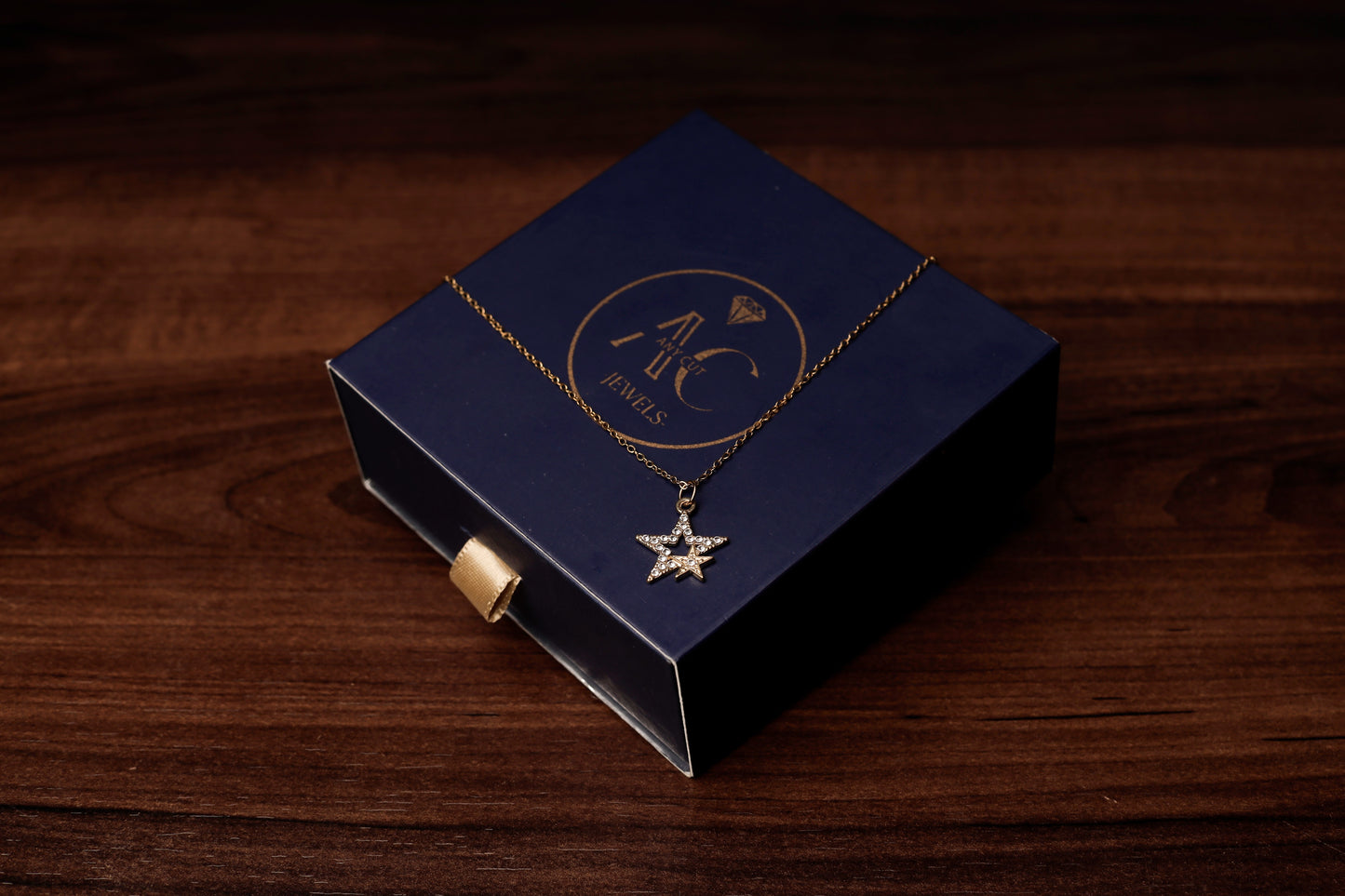 Astra Lumière Star Pendant Necklace – Golden Celestial Glow