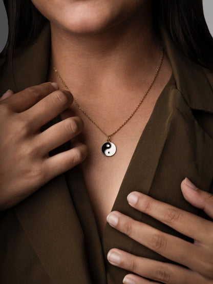 Équilibré Yin–Yang Pendant Necklace – Golden Balance