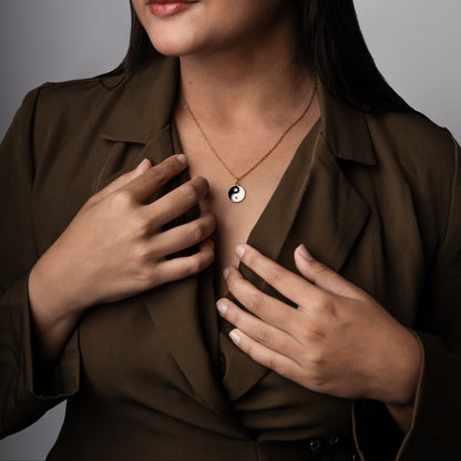 Équilibré Yin–Yang Pendant Necklace – Golden Balance