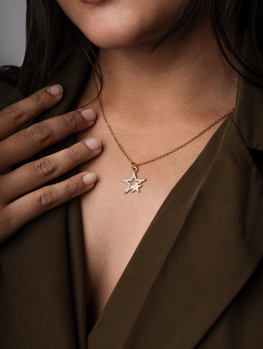 Astra Lumière Star Pendant Necklace – Golden Celestial Glow