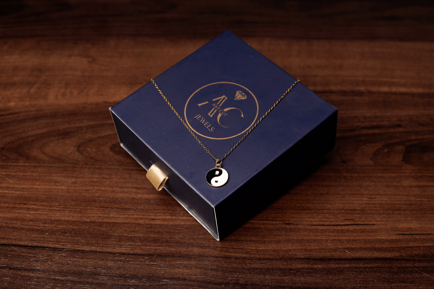 Équilibré Yin–Yang Pendant Necklace – Golden Balance